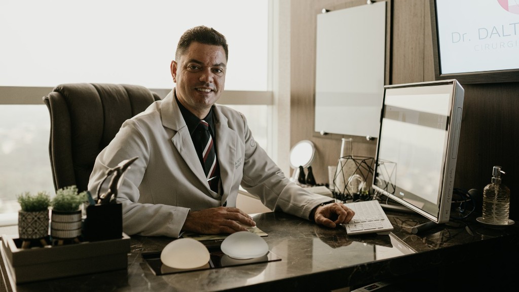 Dr. Dalto Pastro no consultório